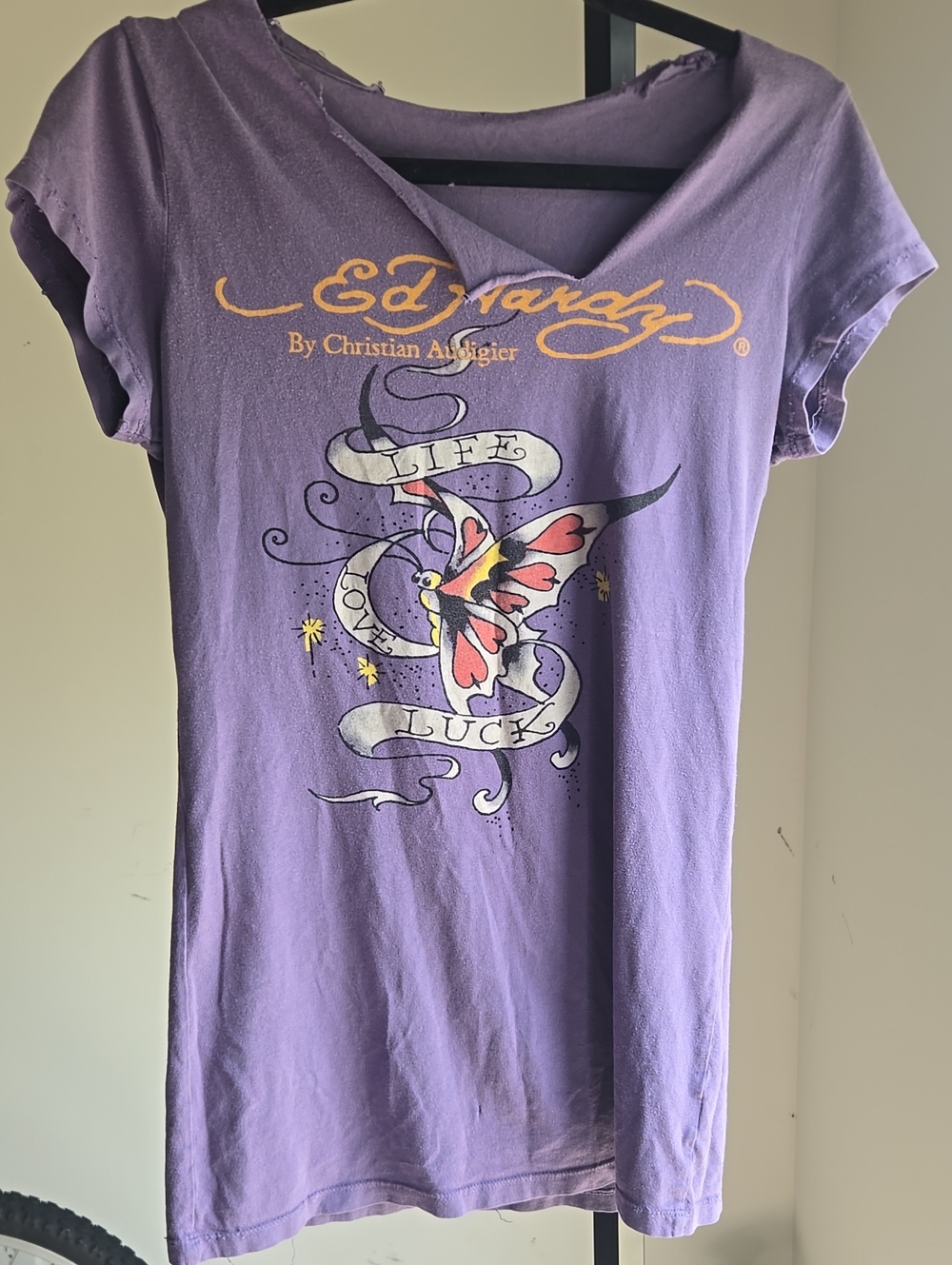 Distressed Ed Hardy Women's Purple Graphic V-Neck Tee Size: Small